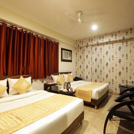 Hotel Emerald Suites At Airport New Delhi Exterior photo