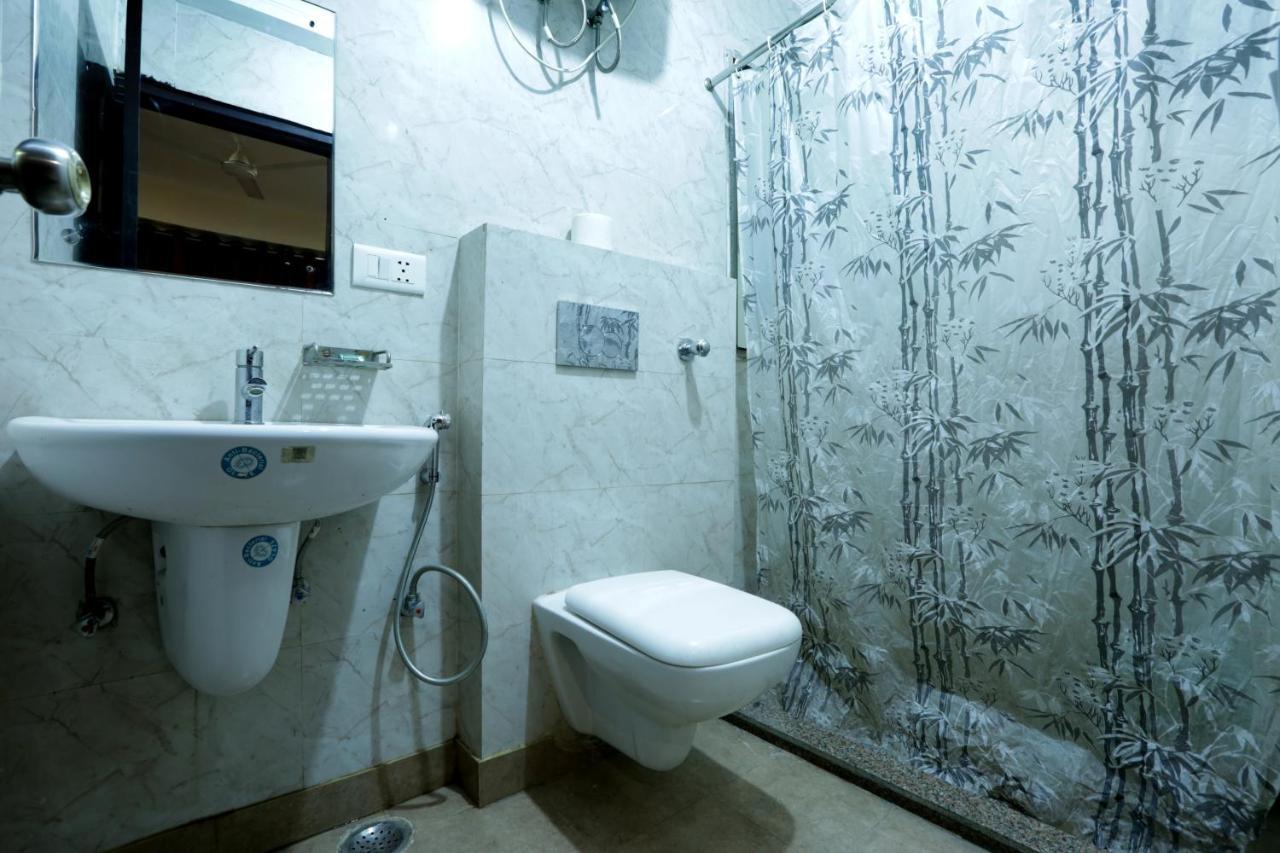 Hotel Emerald Suites At Airport New Delhi Exterior photo