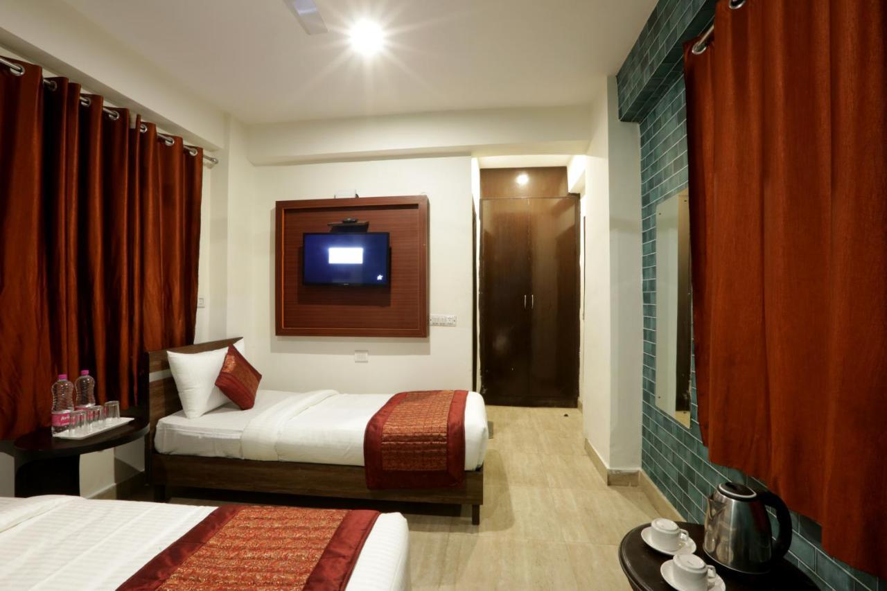 Hotel Emerald Suites At Airport New Delhi Exterior photo