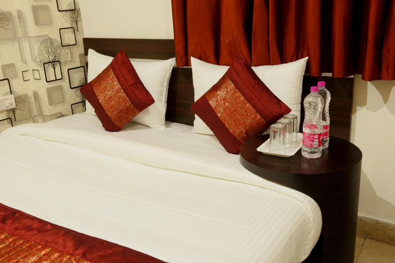 Hotel Emerald Suites At Airport New Delhi Exterior photo