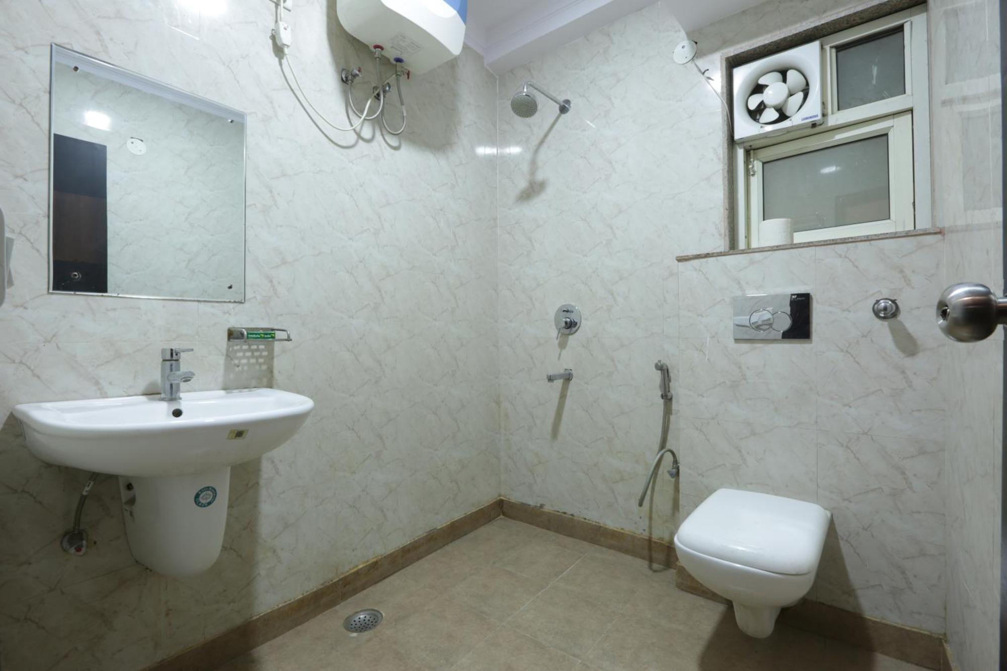 Hotel Emerald Suites At Airport New Delhi Exterior photo