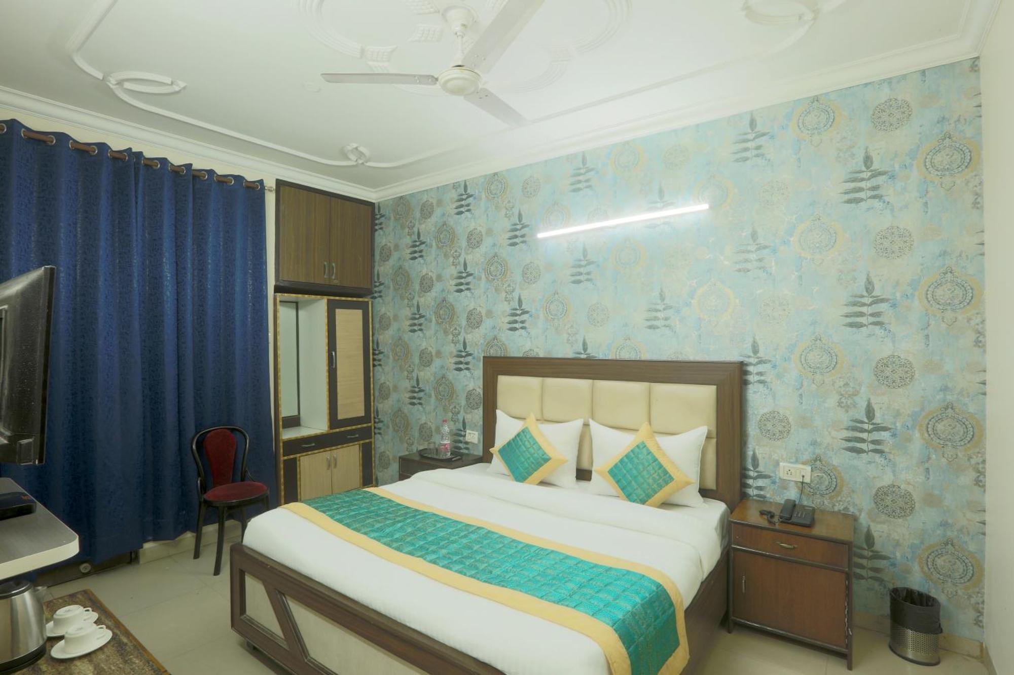 Hotel Emerald Suites At Airport New Delhi Exterior photo